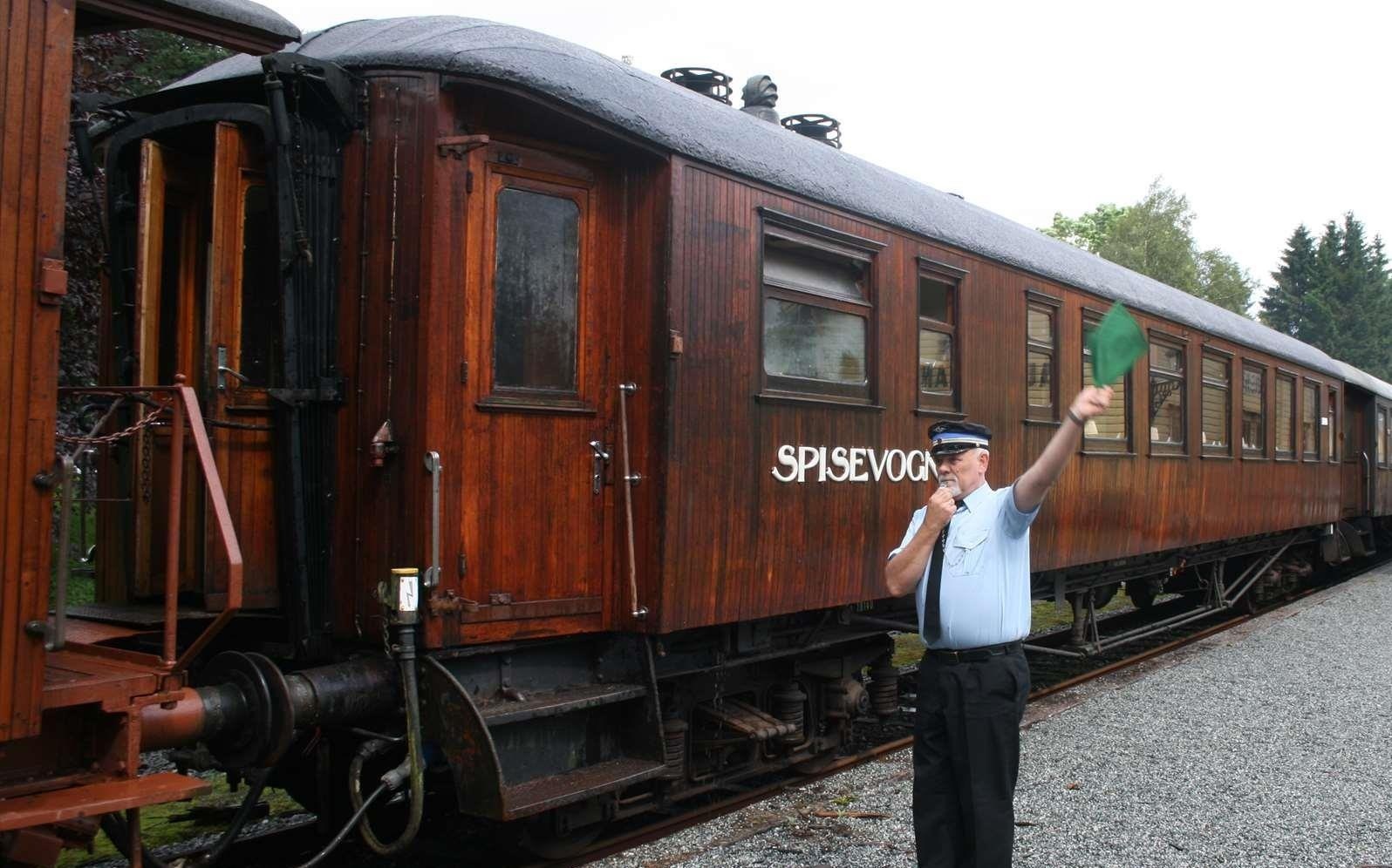 Tim nguyen nhan nguoi dan ong nhay khoi tau trong 20 giay hinh anh