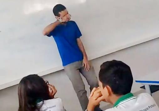 Thay giao ngheo bat khoc truoc mon qua y nghia cua hoc tro hinh anh
