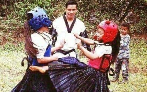 Vo su lan loi vao nui, day vo cho cac be gai tu bao ve minh hinh anh