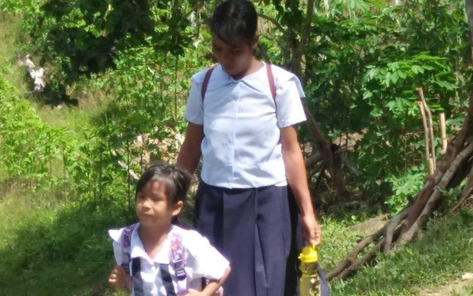 Me va con gai cung hoc lop 1 hinh anh