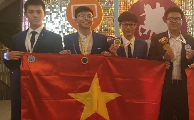 8 hoc sinh Viet Nam gianh huy chuong Olympic Quoc te Moscow hinh anh