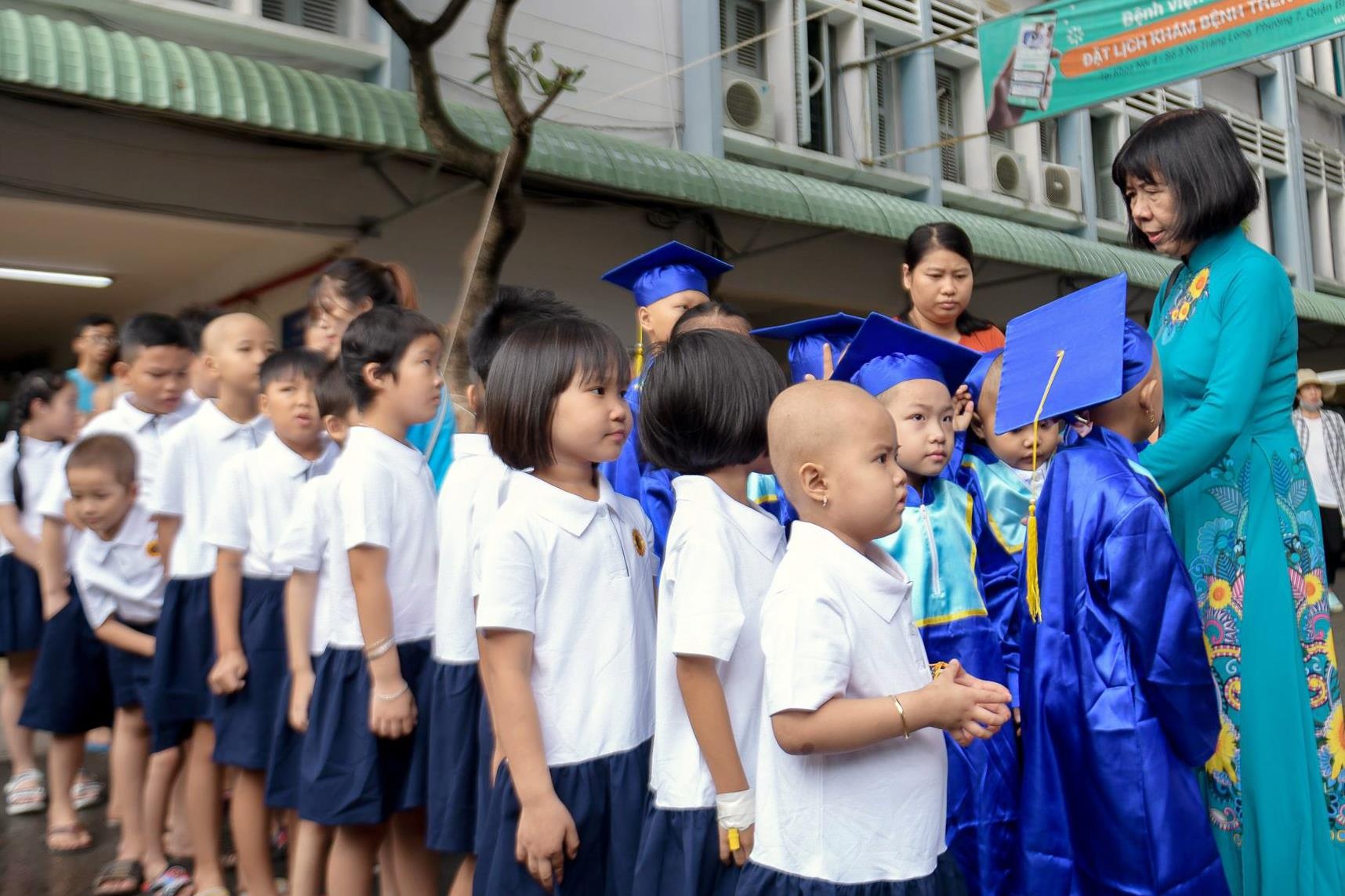 Khai giang cua tre mac ung thu anh 9