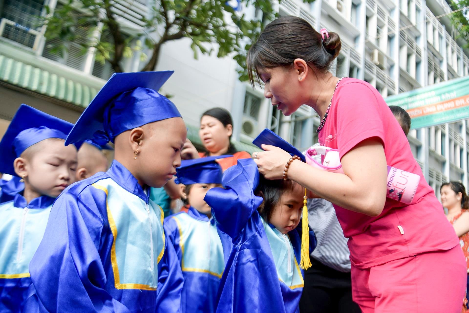 Khai giang cua tre mac ung thu anh 1