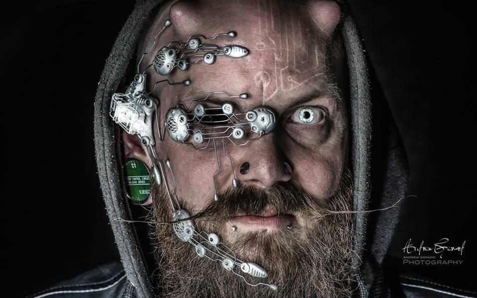 Nguoi dan ong cay chip dien tu vao co the hinh anh