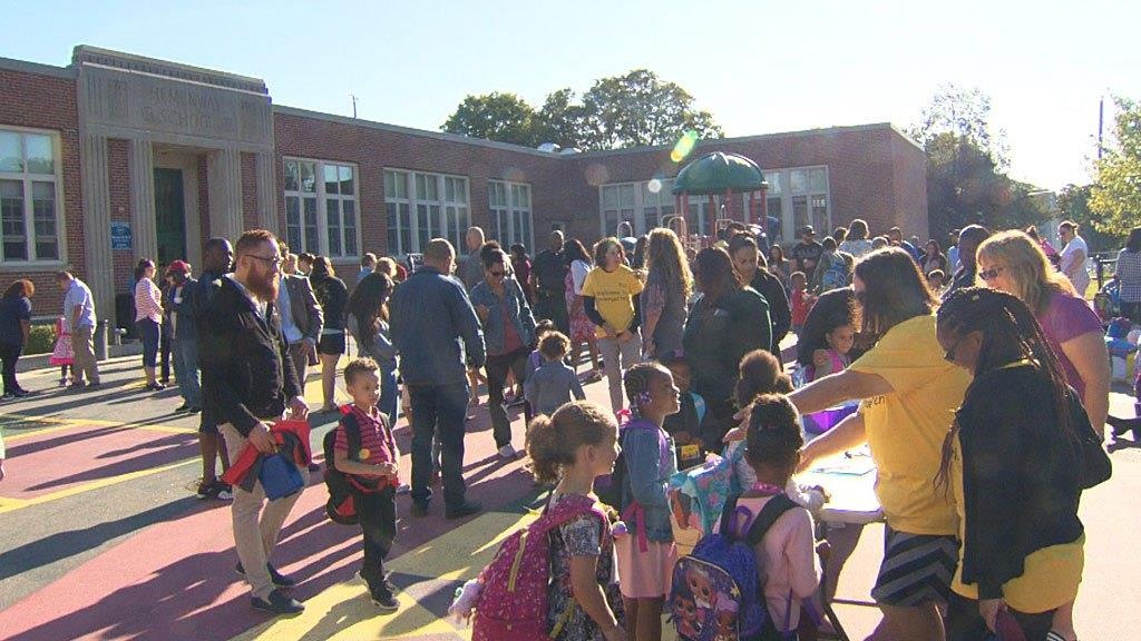 hoc sinh mau giao nhan 50 USD anh 1