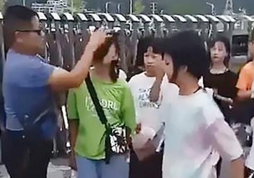 Thay giao dung khan lau mat cho nu sinh trang diem hinh anh