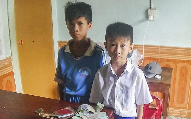 Hai hoc sinh tra lai hon 16 trieu dong cho nguoi danh roi hinh anh