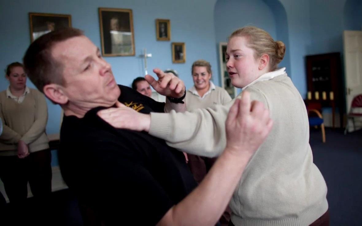 Bao mau hoang gia hoc vo, lai xe phong ve tai truong hinh anh