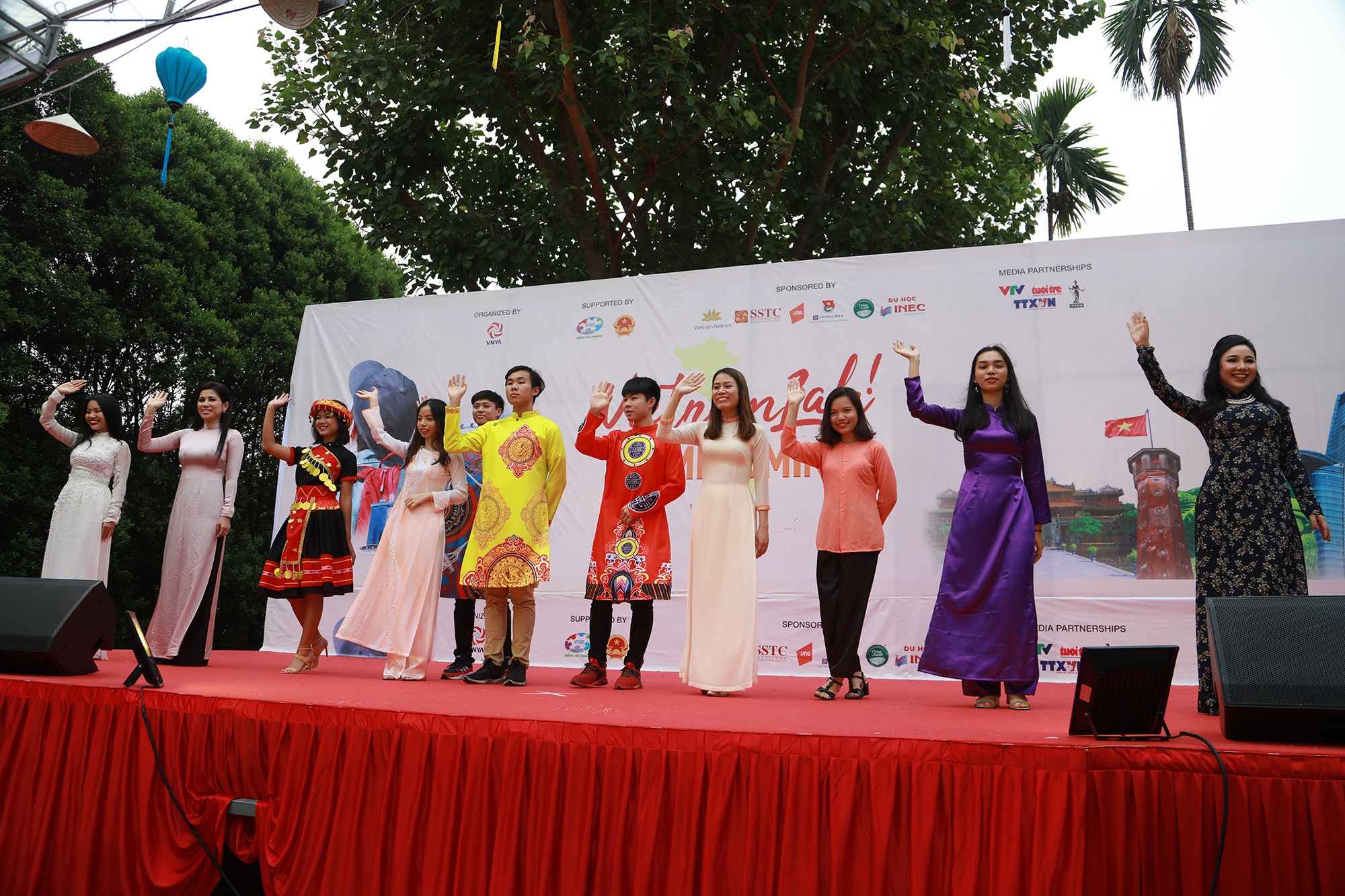 du hoc sinh di de tro ve anh 1