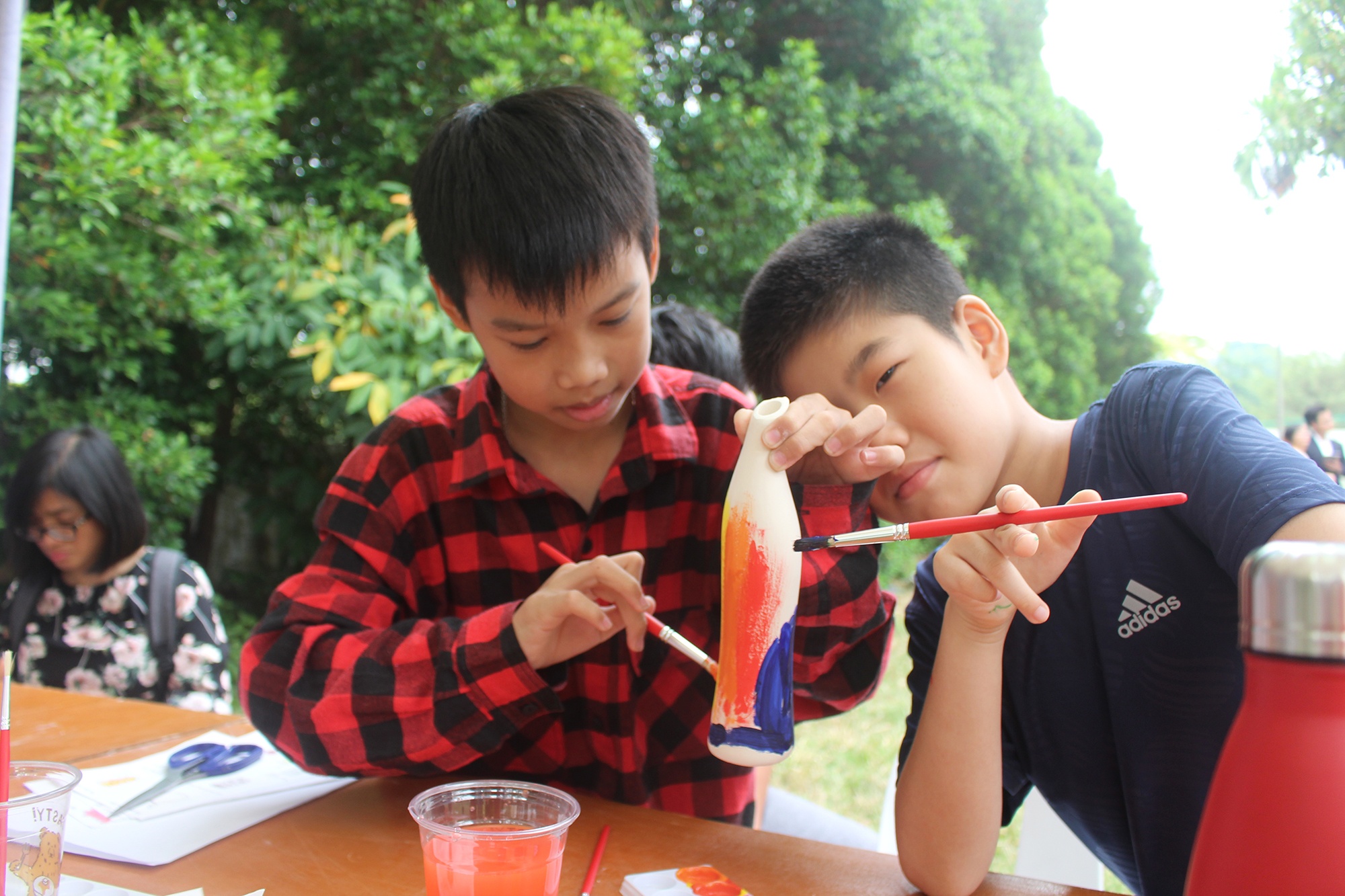 du hoc sinh di de tro ve anh 6