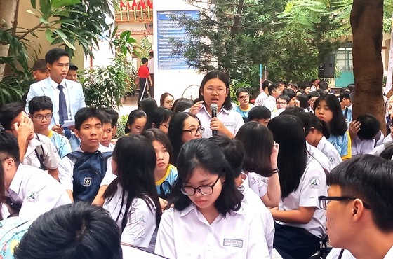 hoc sinh lop 12 anh 1