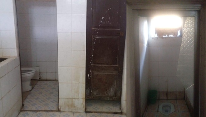 nha ve sinh truong hoc la noi so hai cua hoc sinh anh 1