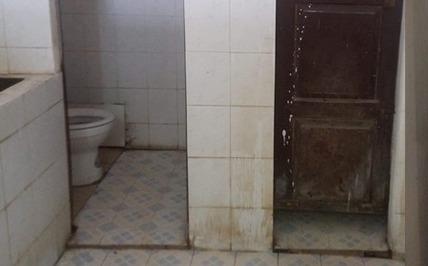 Dung de nha ve sinh truong hoc la noi so hai cua hoc sinh hinh anh