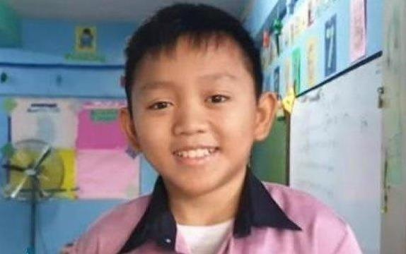 Thay giao co guong mat tre tho, bi nham la hoc sinh tieu hoc hinh anh