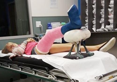 Phu huynh kien truong vi con nga gay chan, bi thuong nhieu lan hinh anh