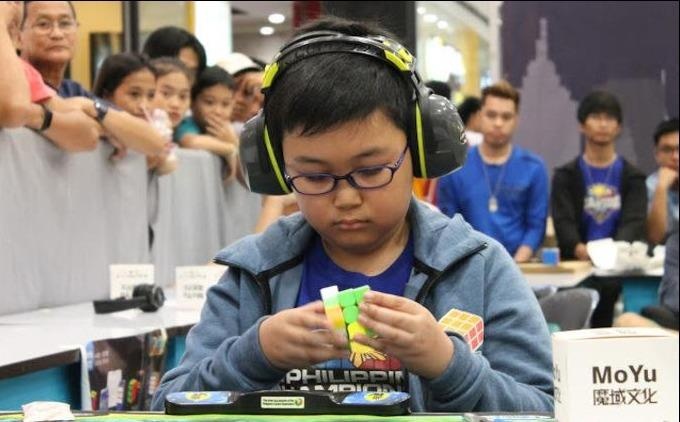 Nam sinh 11 tuoi xoay rubik trong 6 giay hinh anh