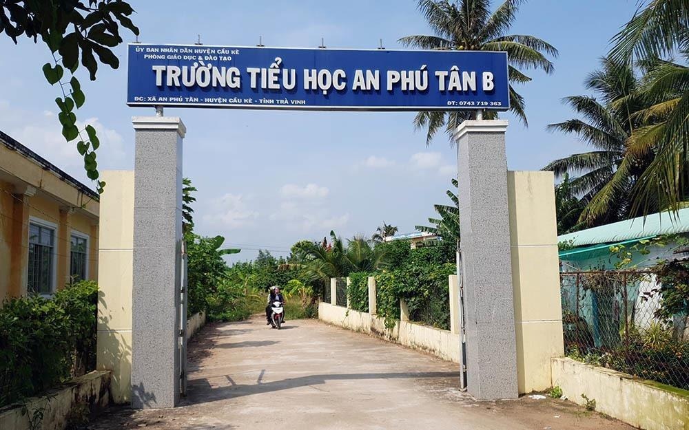 Trong ca vuon chuoi vao san truong tieu hoc hinh anh