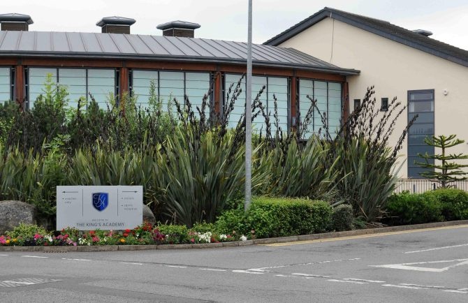 Truong lap camera trong nha ve sinh anh 1