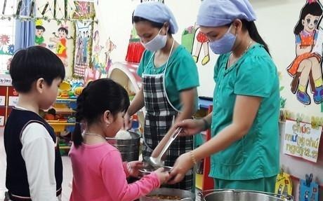 Sau su co nuoc mui khet, truong hoc dung nuoc binh nau an cho hoc sinh hinh anh