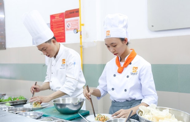 cu nhan khong dung bang dai hoc anh 1