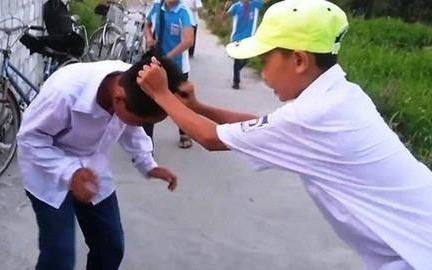 Buc xuc vi con bi danh thuong tich 6 tieng sau truong moi bao hinh anh