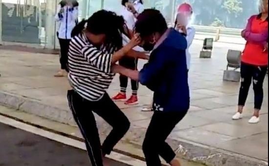 Hoc sinh noi tuc, giai quyet mau thuan bang bao luc - vi dau nen noi? hinh anh