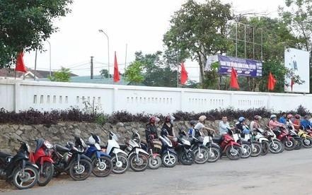 Nhung hang xe thang tap truoc gio tan truong o Ha Tinh hinh anh