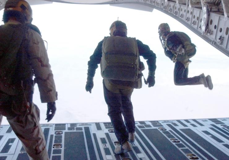 Dap an cau do nhay tu may bay khong chet hinh anh