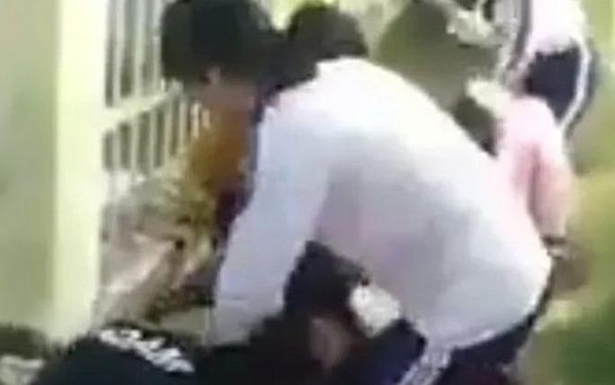 Nu sinh quyet nghi hoc vi so tiep tuc bi danh hinh anh