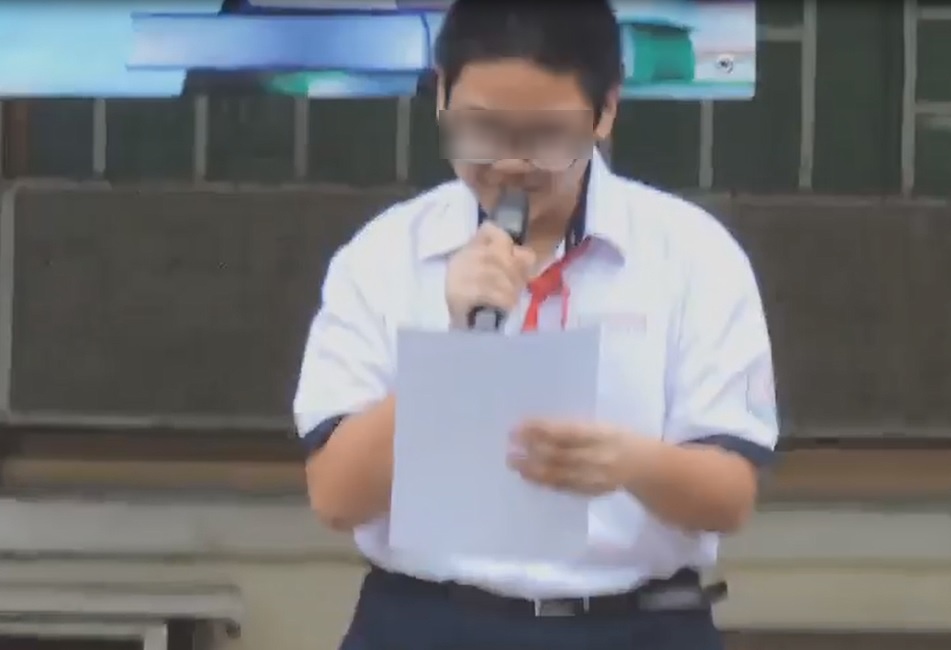 hoc sinh xin loi truoc toan truong anh 1