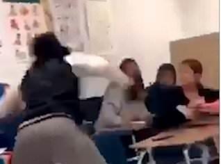 Co giao dap manh vao dau hoc sinh hinh anh