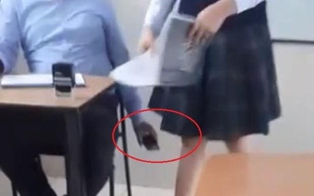 Thay giao dat dien thoai quay len nu sinh hinh anh