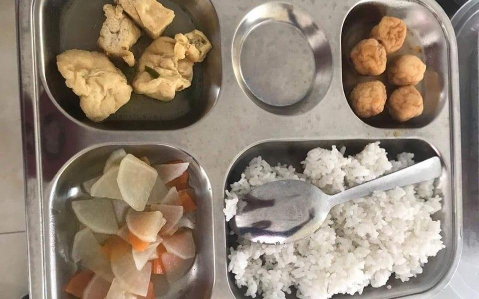 Phu huynh buc xuc bua an 20.000 dong chi co dau phu, ca vien hinh anh