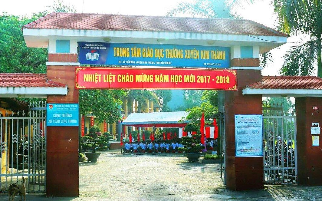 Bi treu choc, nam sinh dung tua vit dam ban hoc hinh anh