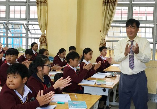 Giao vien hop dong thi vien chuc va hang loat cau hoi buc xuc hinh anh