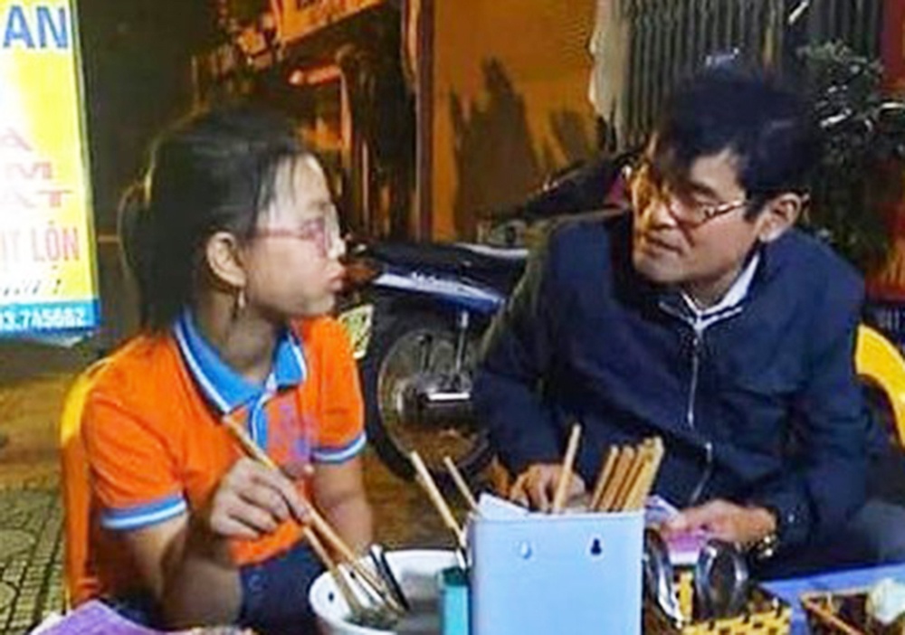 Be gai bi lac, di xe dap tu Hai Duong len Ha Noi hinh anh