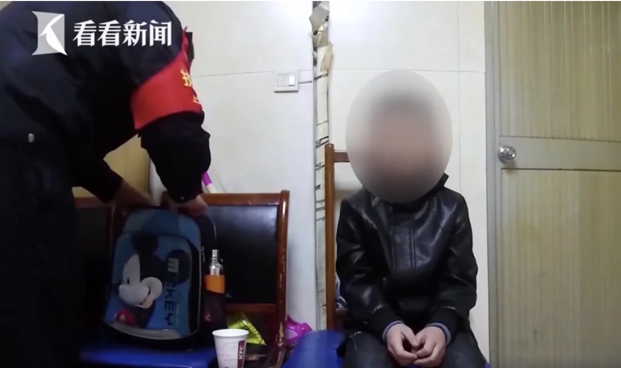bé 10 tuổi bị phạt quỳ ở ga tàu ảnh 1 be 10 tuoi bi phat quy o ga tau anh 1