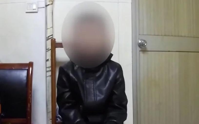 Be 10 tuoi bi phat quy an xin o ga tau vi khong lam bai tap hinh anh