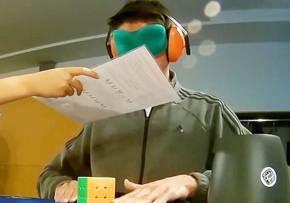 Chang trai bit mat, xoay rubik trong gan 43 giay hinh anh