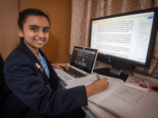 Nu sinh 10 tuoi co IQ cao hon Albert Einstein va Stephen Hawking hinh anh