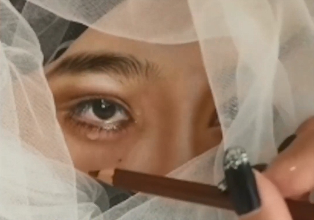 Giao vien my thuat ve guong mat nhu that len tay hinh anh