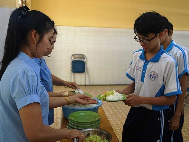 thầy cô quyên góp tiền chăm lo bữa cơm cho học sinh ảnh 1 thay co quyen gop tien cham lo bua com cho hoc sinh anh 1