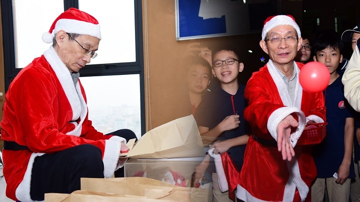 Thay hieu truong 'hoa' ong gia Noel, tu tay goi qua tang hoc sinh hinh anh