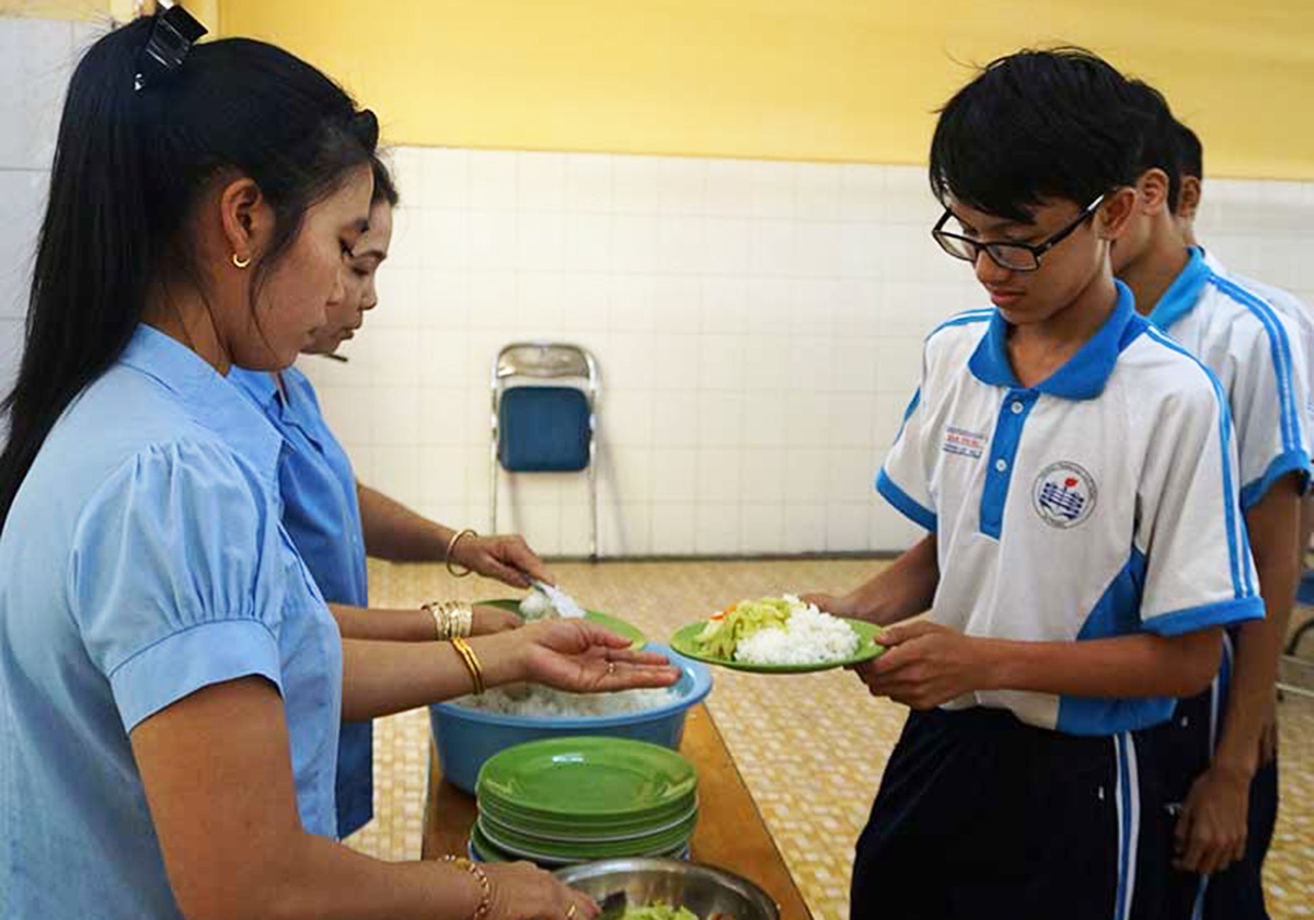 ‘Con o lai an trua, co gui tien roi, dung lo!’ hinh anh