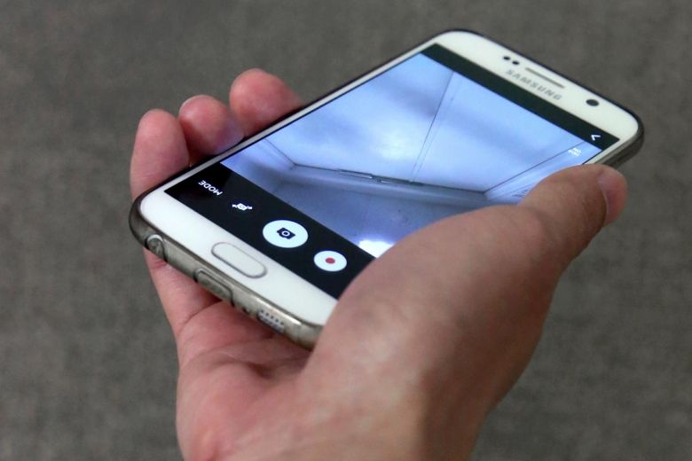 Thanh nien ngoi tu vi quay len nu sinh tam hinh anh