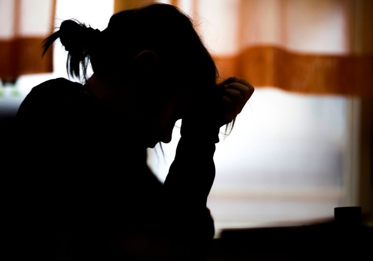 Phu huynh doa danh gay chan giao vien vi phat con gai hinh anh