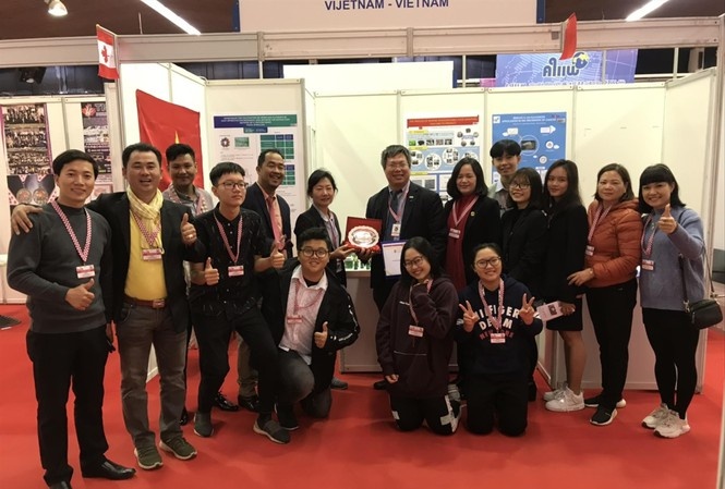 Loan cac cuoc thi quoc te: Mat tien chi de giao luu, trai nghiem hinh anh