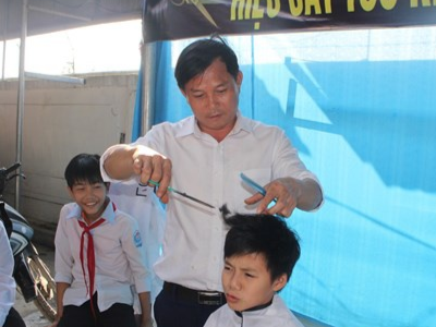 Tiem cat toc khong dong danh cho hoc sinh ngheo o Ha Tinh hinh anh