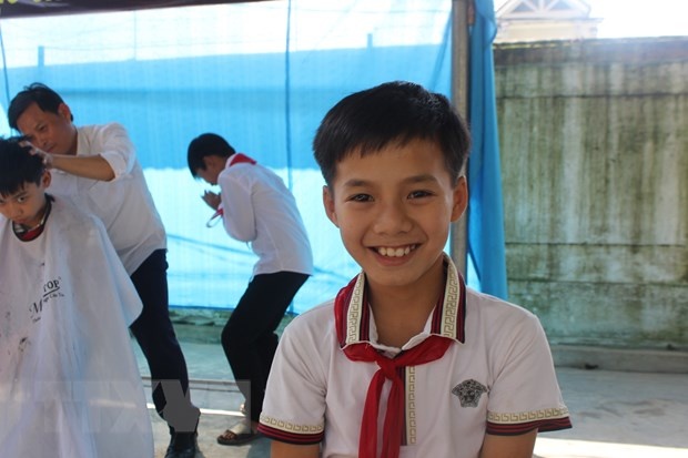 Tiem cat toc khong dong danh cho hoc sinh ngheo anh 2
