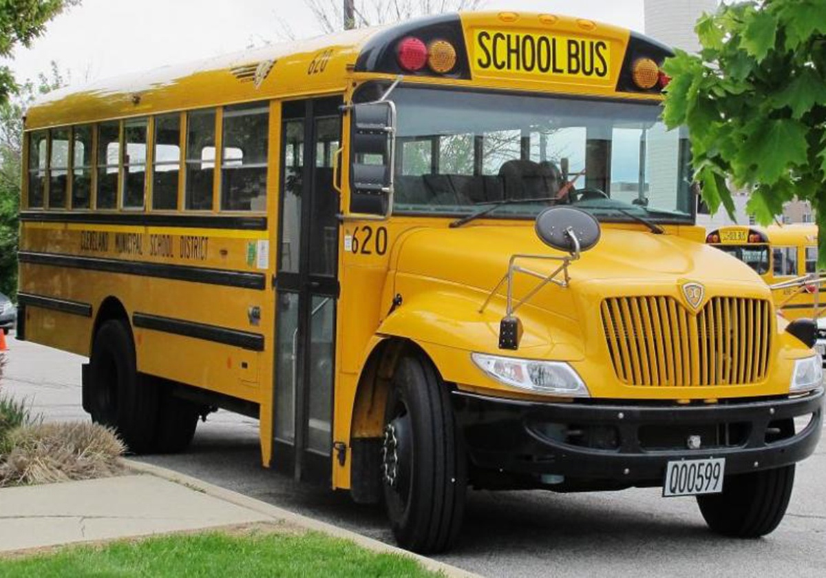 Be gai 5 tuoi song sot sau khi xe buyt truong hoc chay qua nguoi hinh anh